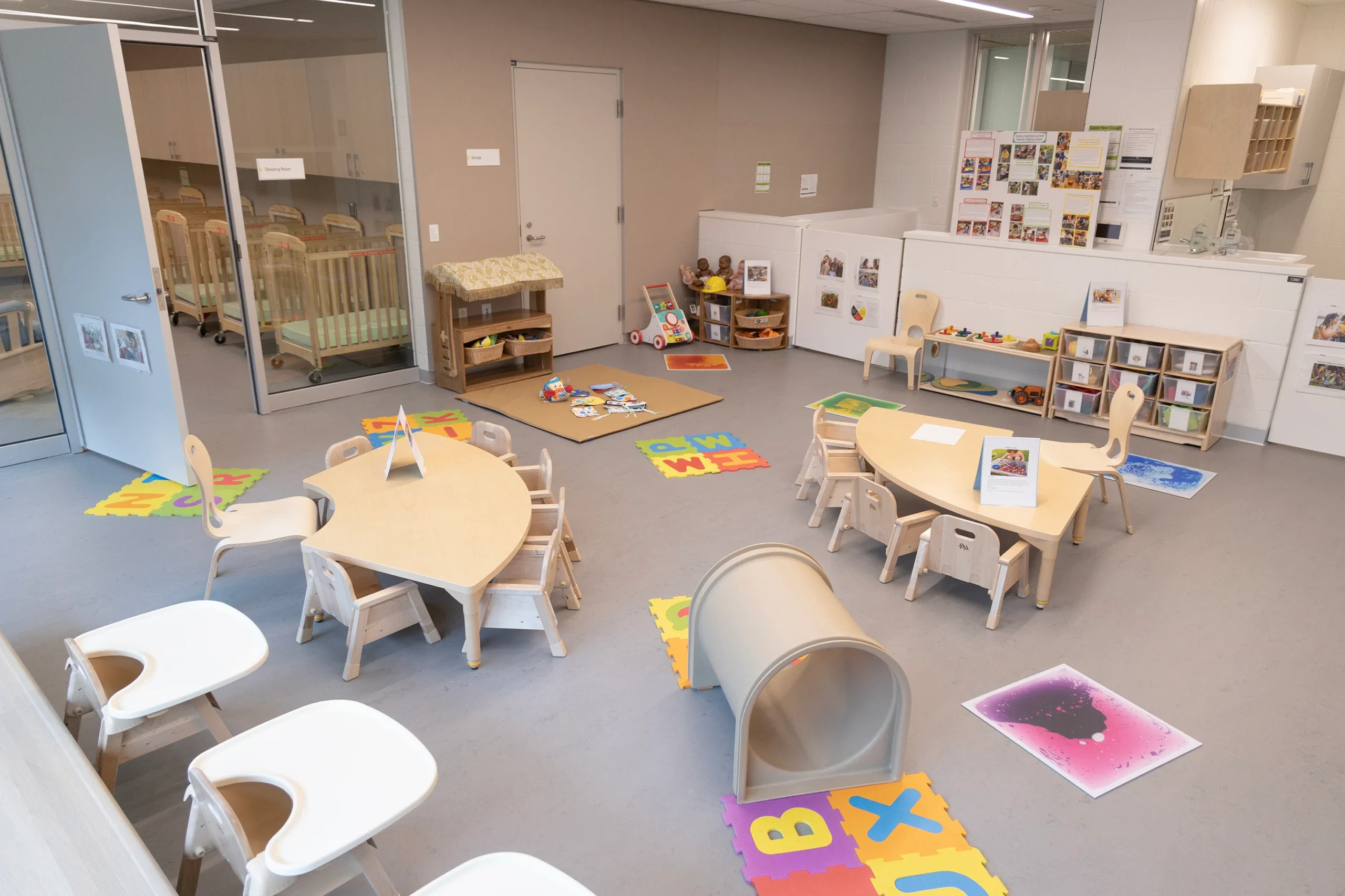 Salle pour nourrissons avec aire de jeu