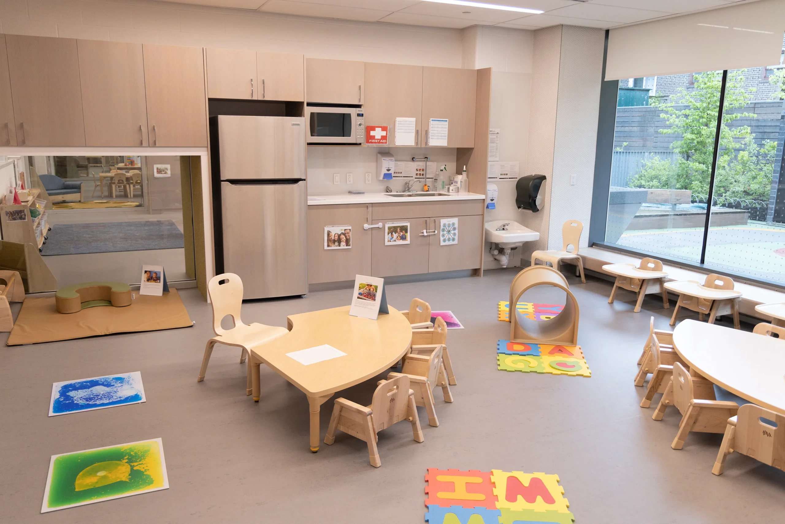 Salle pour nourrissons avec aire de jeu - Image 2