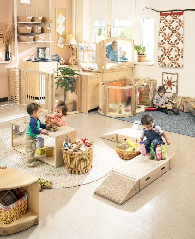 Salle pour nourrissons avec espace de change